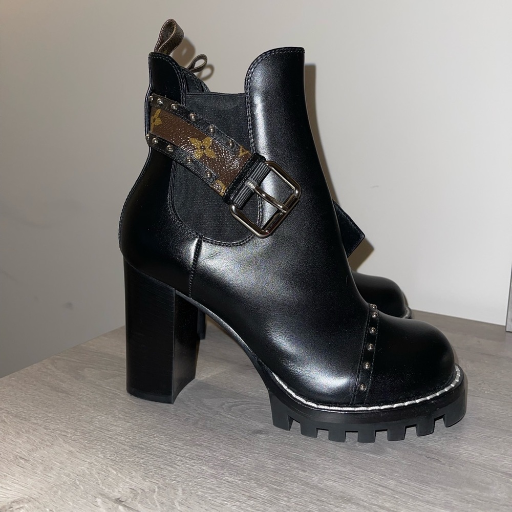 LV MONOGRAM BUCKLE BOOT